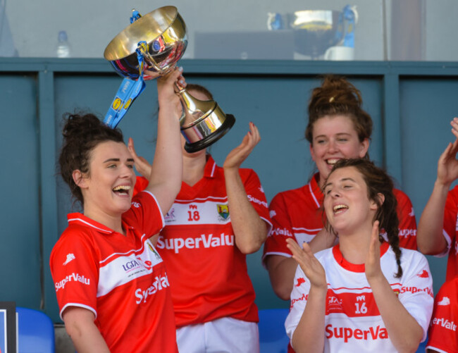 Doireann O'Sullivan lifts the league trophy