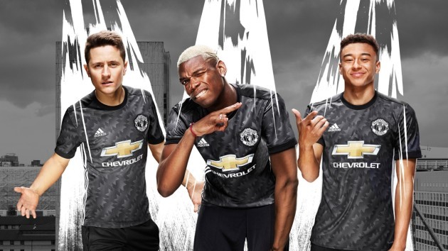 Man United take inspiration from classic '90s jersey for new away kit
