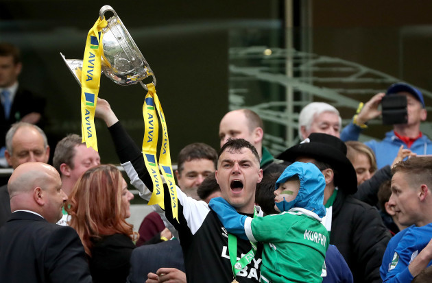Lee Murphy lifts The FAI Junior Cup