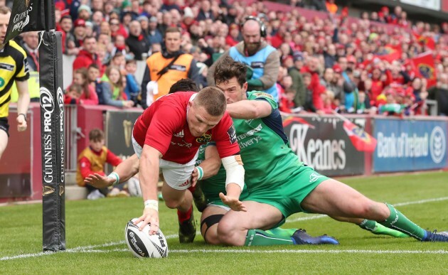 MunsterÕs Andrew Conway scores a try