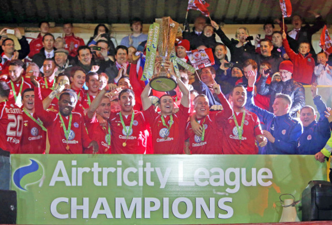 Danny Ventre lifts the Airtricity League Premier Division trophy