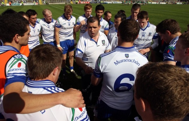 Seamus McEnaney talks to his team after the game