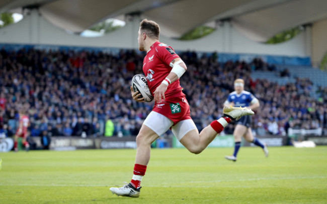 Steff Evans scores the first try