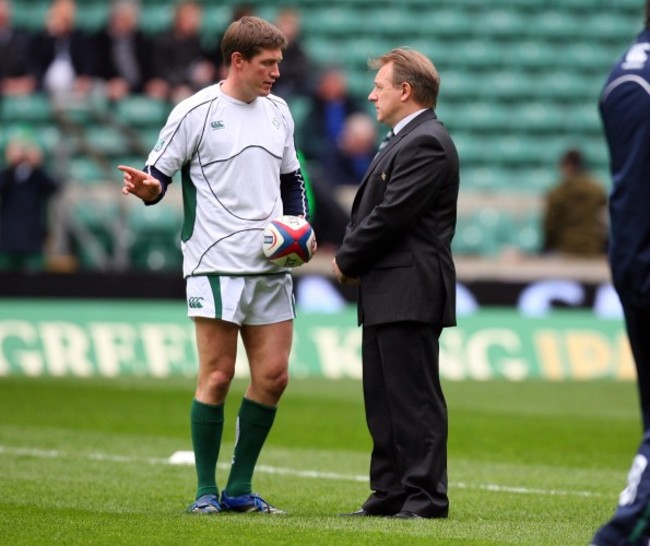 Eddie O'Sullivan talks to captain Ronan O'Gara