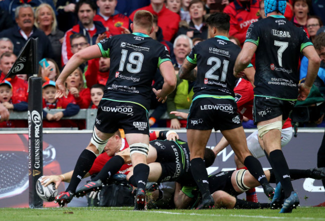 Andrew Conway scores a try