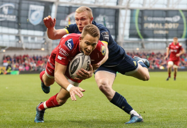 Liam Williams scores the first try of the game despite the attention of Keith Earls