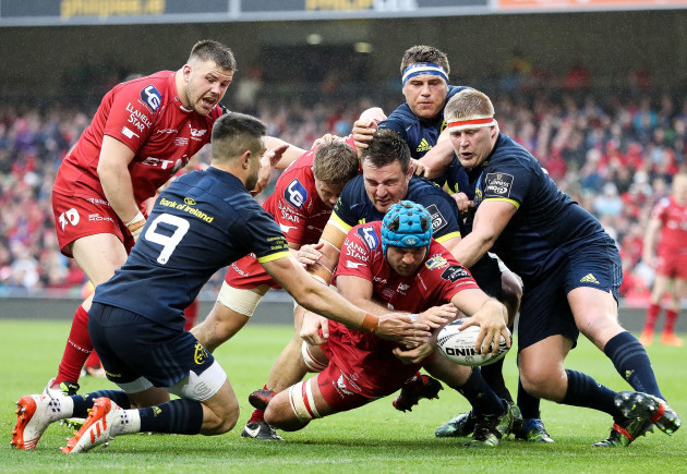Tadhg Beirne scores a try