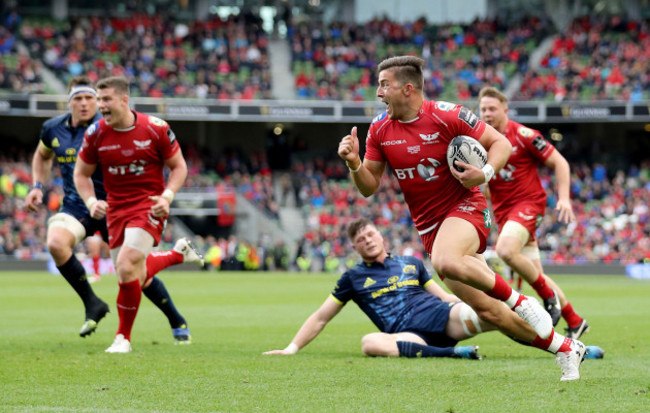 D.T.H Van der Merwe runs in for a try