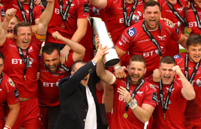 Ken Owens and John Barclay lift the trophy