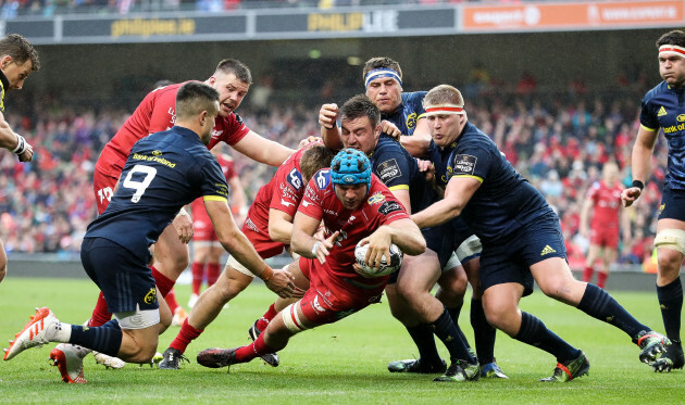 Tadhg Beirne scores a try