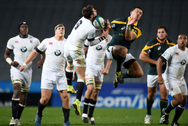 Henry Taylor and Handre Pollard go for the high ball