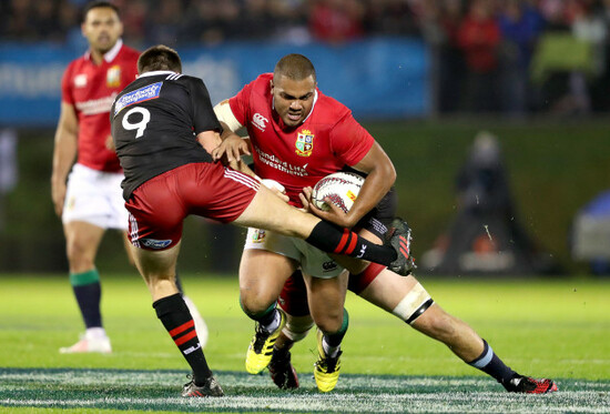 Kyle Sinckler tackled by Josh Goodhue and Jack Stratton
