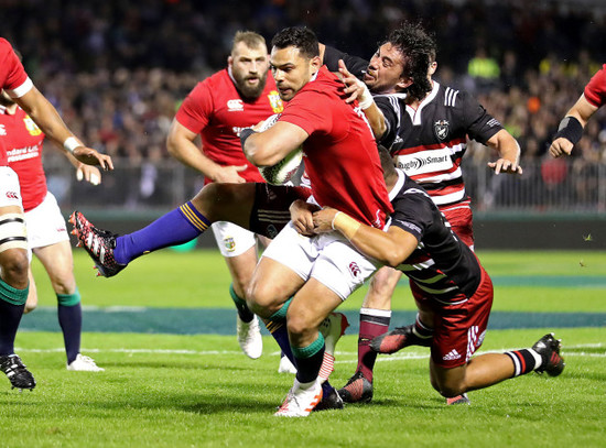 Ben Te'o tackled by Sam Anderson-Heather and Luteru Laulala