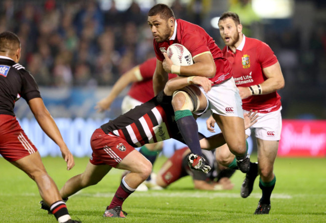 Taulupe Faletau tackled by Jack Stratton