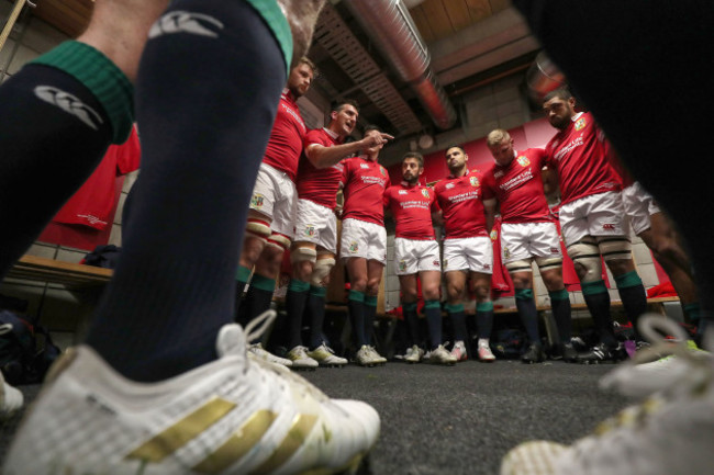 Sam Warburton speaks to the players in the dressing room ahead of the game