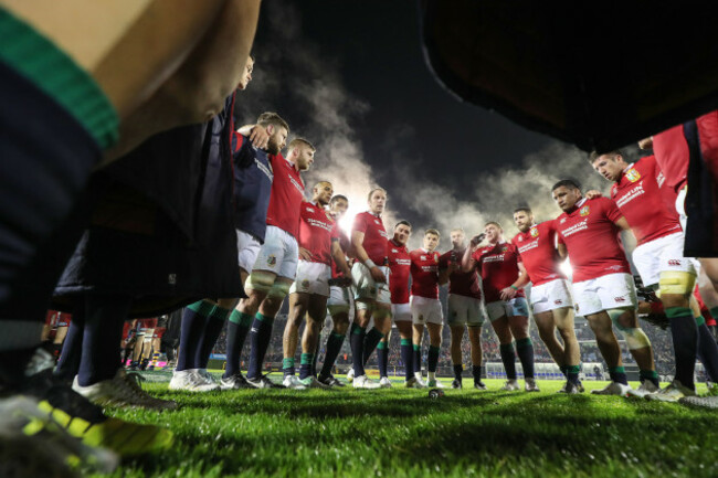 Alun Wyn Jones speaks to the players after the game