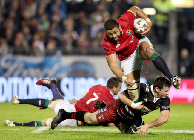 Taulupe Faletau tackled by Jack Stratton