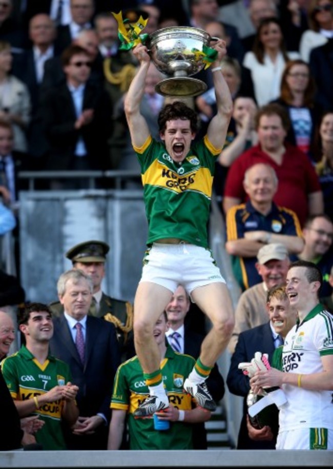 Tomas O’Se lifts the trophy