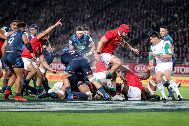 CJ Stander scores his sides first try