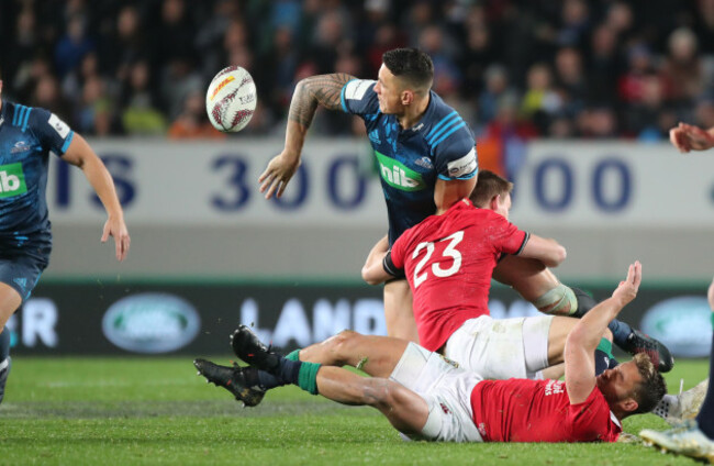 Sonny Bill Williams offloads to Ihaia West to set up the winning try