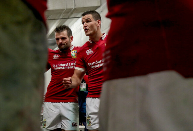 Jonathan Sexton speaks to the players in the dressing room