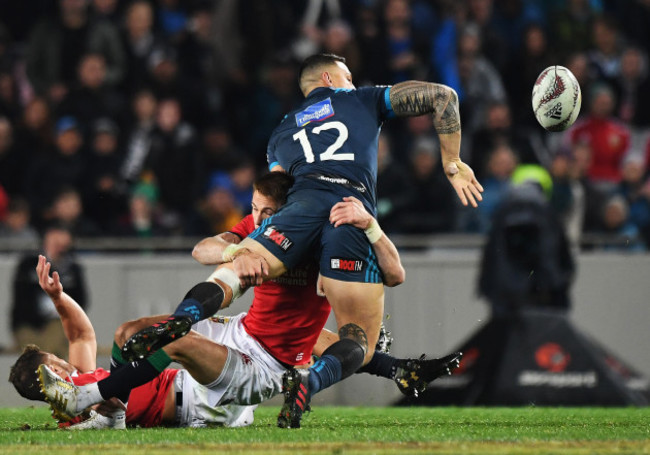 Sonny Bill Williams offloads to Ihaia West to score the winning try