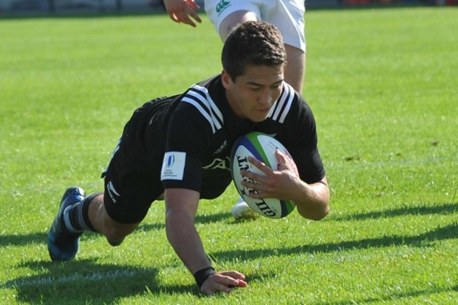 Tiaan Falcon scores a try