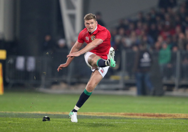 Owen Farrell kicks a penalty