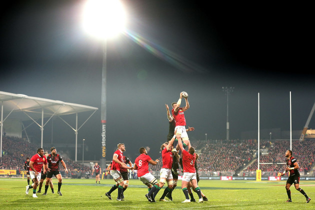 Peter O'Mahony with Luke Romano in the line-out