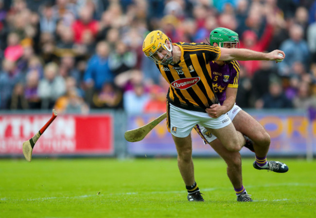 Colin Fennelly tackled by Shaun Murphy