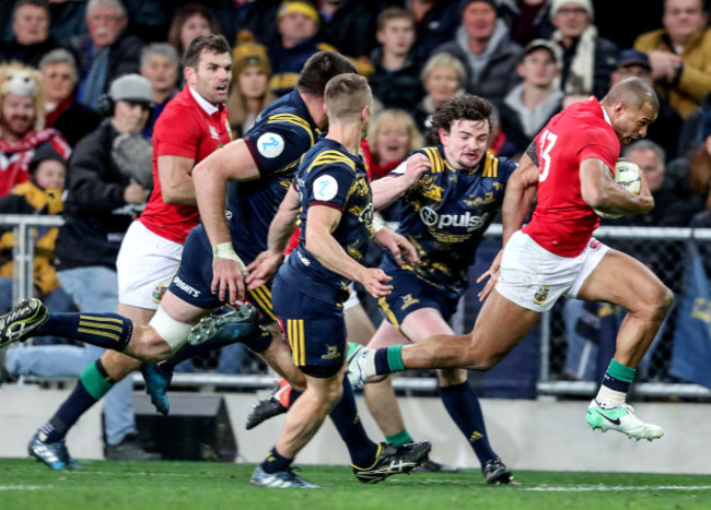 Jonathan Joseph scores his sides first try