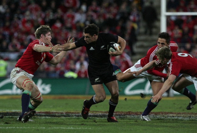 Daniel Carter hands off Simon Easterby