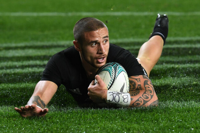 TJ Perenara scores a try