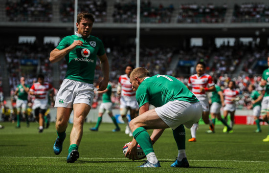 Keith Earls scores the first try of the game