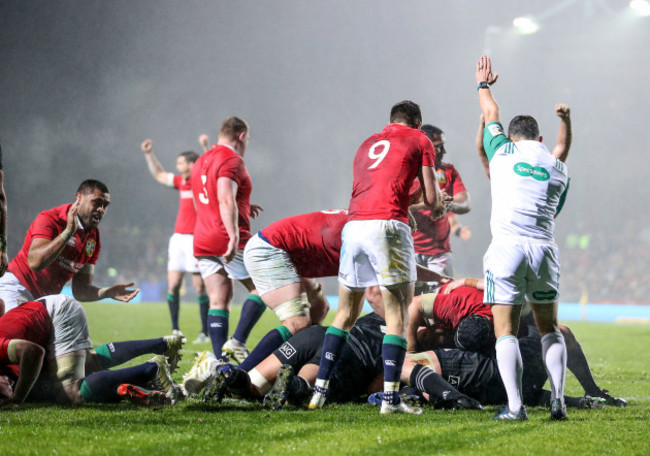 Maro Itoje scores their second try