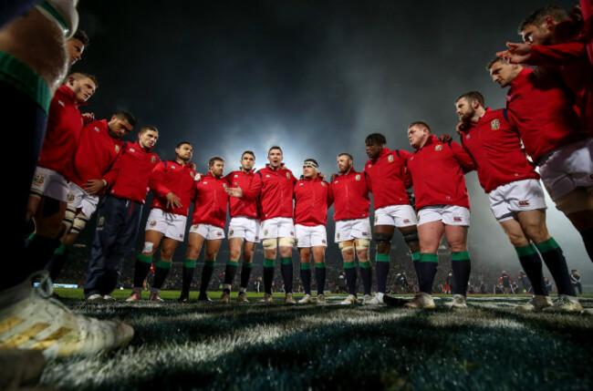 Peter O'Mahony speaks to his team before the game
