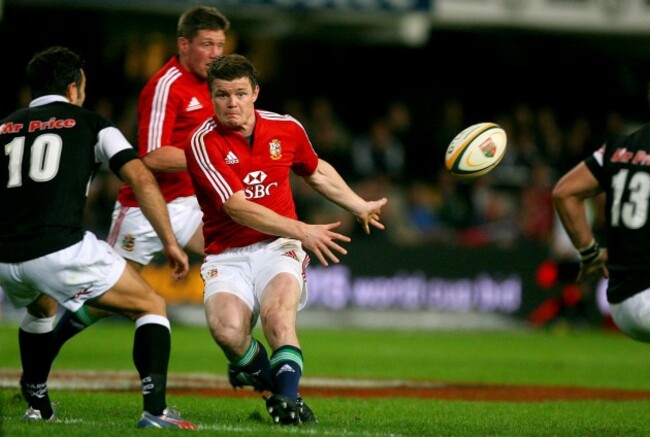 Brian O'Driscoll offloads