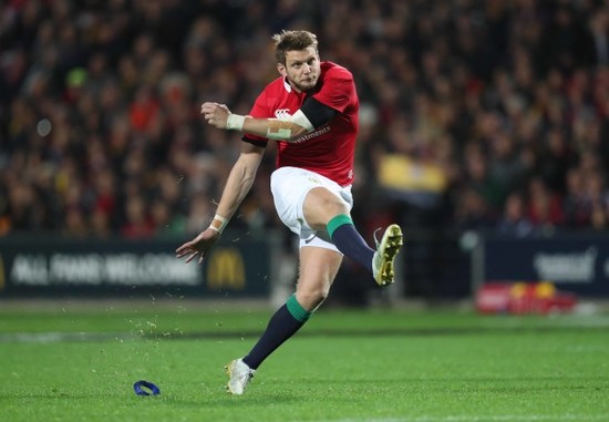 Dan Biggar kicks a penalty