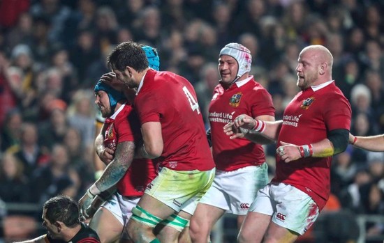 Jack Nowell celebrates scoring their third try with Justin Tipuric, Iain Henderson, Rory Best and Dan Cole