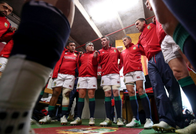 Peter O'Mahony speaks to his team before the game