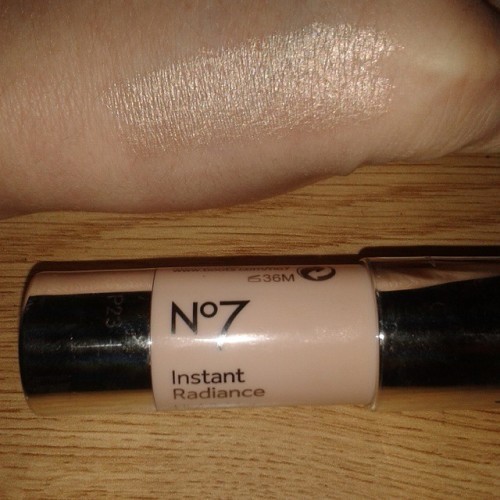 Omg has anyone else tried the #no7 instant highlight? Look at that swatch on my hand! Its soooo creamy and lightweight and it lasts a good amount of time on the skin. I pat this on my cheekbones with my fingers & it melts beautifully into the skin! #loveit #no7 #no7instantradiance #highlightthosecheekbones #strobbing #mua #freelancemakeupartist #irishblogger #swatchfest #makeupaddict #followme #wakeupandmakeup #fbblogger #makeupblogger #makeupaddict #makeupmob #youneedthisinyourlife
