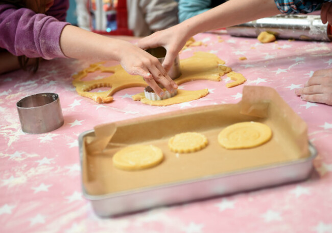 German television host Enie van de Meiklokjes bakes with children