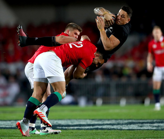 Owen Farrell and Ben Te’o tackle Sonny Bill Williams