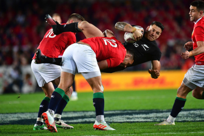 Owen Farrell and Ben Te’o tackle Sonny Bill Williams