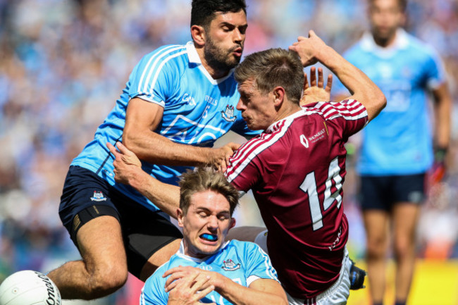 Cian O&rsquo;Sullivan and Michael Fitzsimons with John Heslin