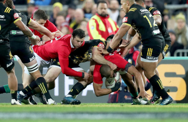 Jonathan Joseph supported by Robbie Henshaw