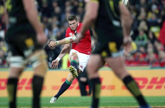 Dan Biggar kicks a penalty