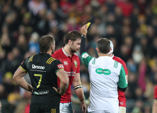 Iain Henderson is shown a yellow card by Roman Poite