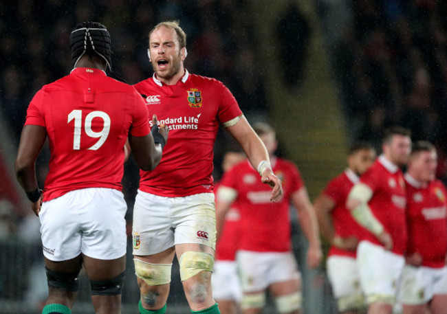 Alun Wyn Jones comes off for Maro Itoje