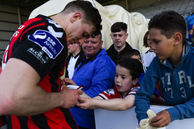 Keith Buckley signs autographs after the game